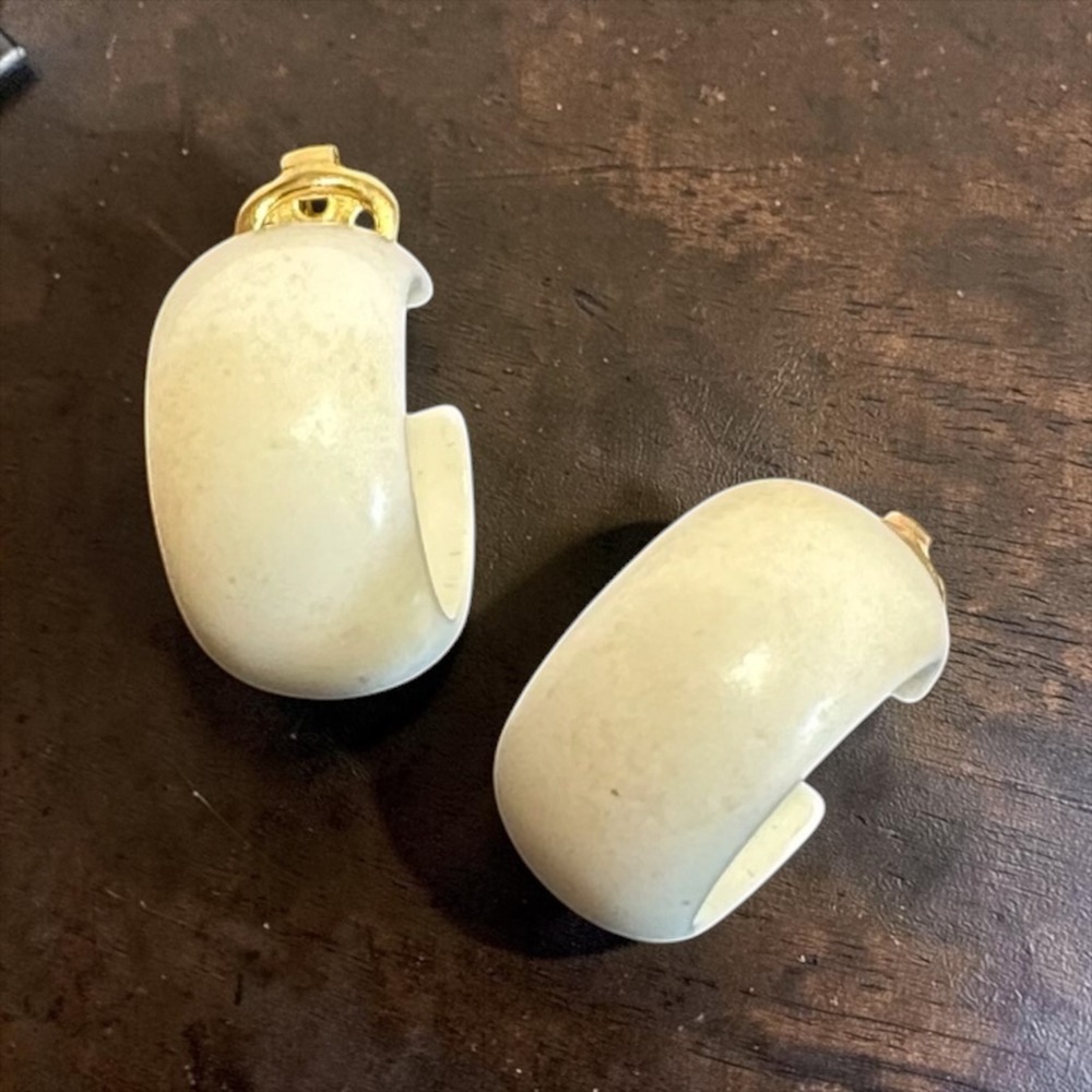 Chunky Hoop Earrings White Acrylic Retro Clip-On C-Hoop Glossy